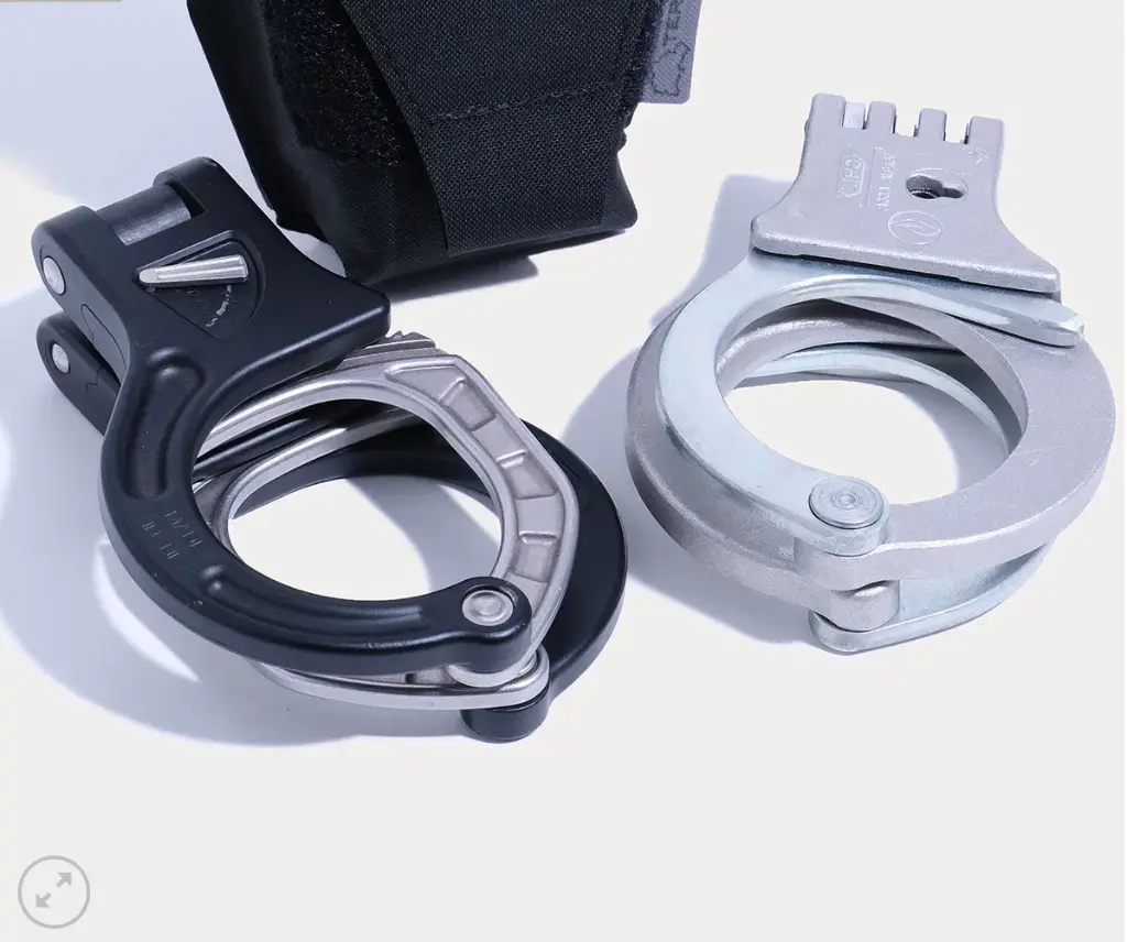 terra-b-hinged-handcuff-pouch-black (4).webp