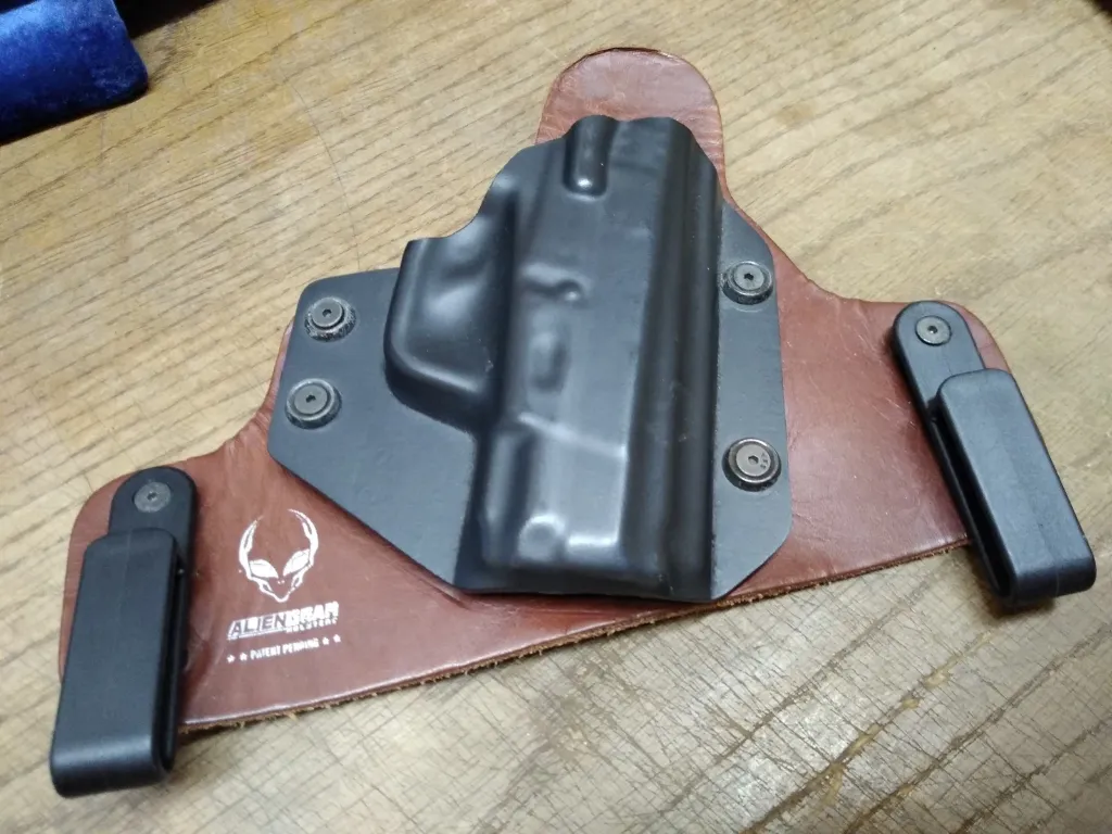 [CT-0066-BK-LH-SC-D] Cloak Tuck Leather Holster for G26 - Standard Clips (Black) Alien Gear (Left)